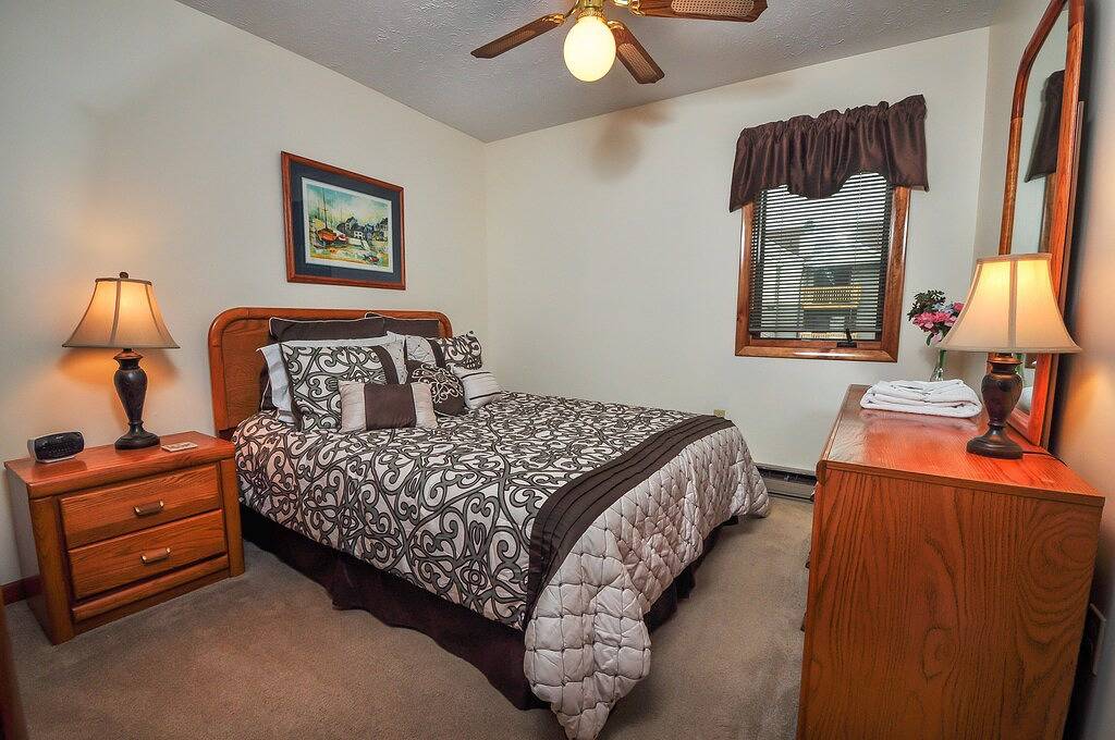 Stadthaus am See mit Seeblick und beheiztem Innenpool! in McHenry, Deep Creek Lake