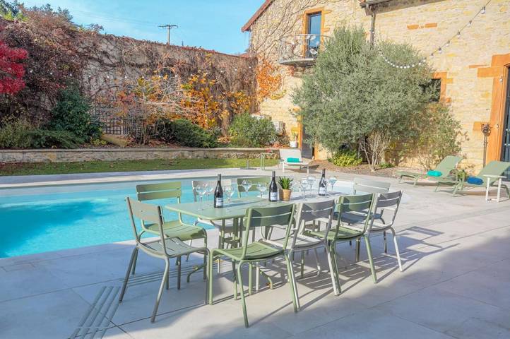 Location de vacances pour 15 personnes, avec piscine ainsi que vue et jardin à Lachassagne