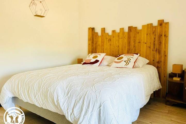 Charming cottage in Vendée with spa and sauna in La Roche-sur-Yon, Loire Valley