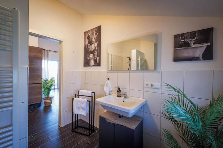 Ganze Wohnung, Modernes City Apartment Juna mit Balkon, Küche & Top-Ausstattung in Lübbecke in Lübbecke, Wiehengebirge
