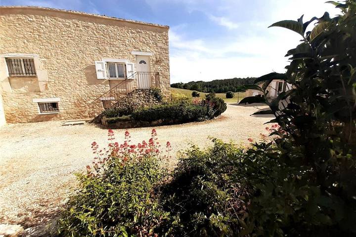 Gîte pour 2 personnes, avec jardin ainsi que vue et piscine à Redortiers