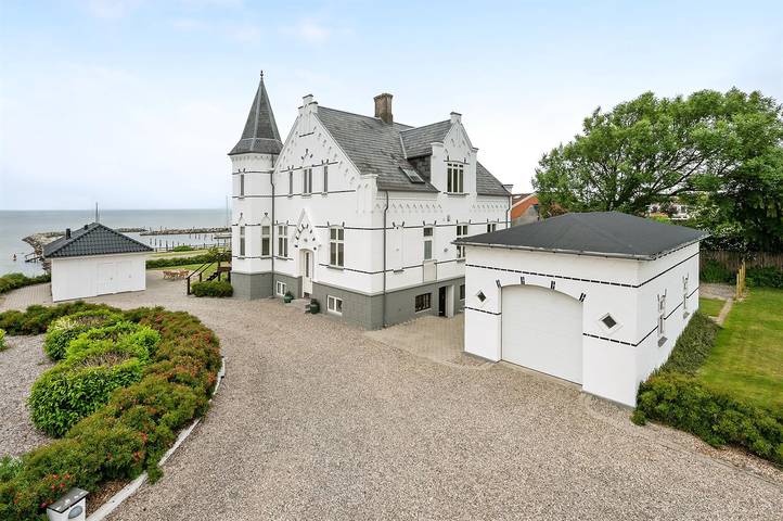 Ferieudlejning for 8 personer, med Balkon og Terrasse såvel som Have og Sauna i Lohals