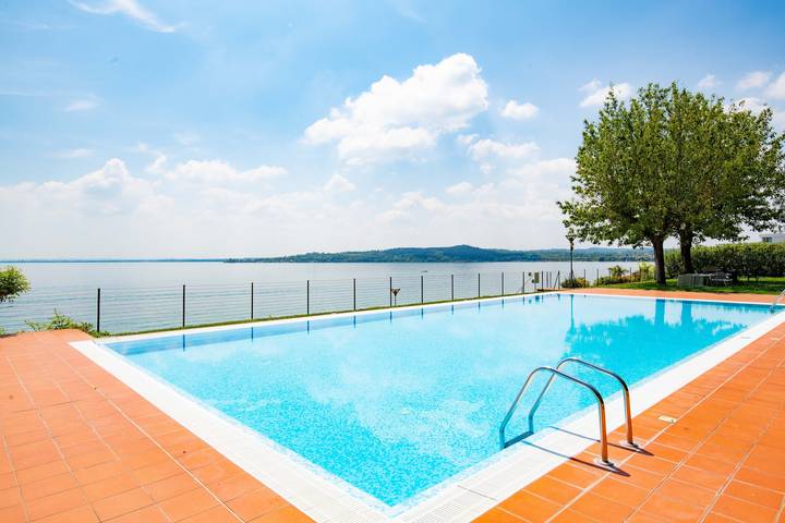 Location de vacances pour 5 personnes, avec Jacuzzi ainsi que Jardin et Vue sur le lac à Padenghe sul Garda