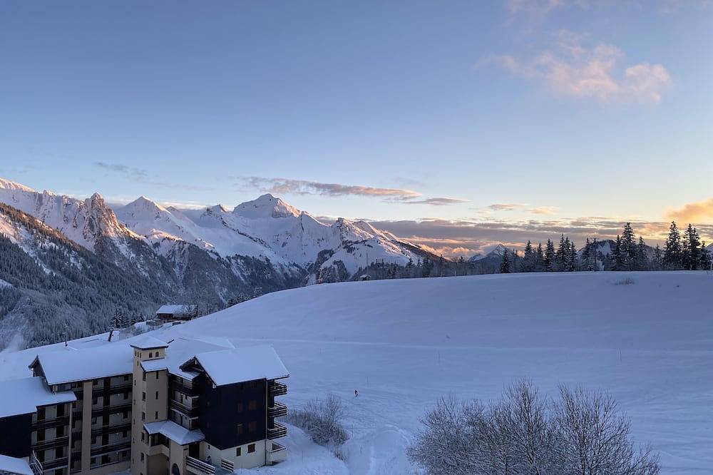 Entire apartment, South-facing mountain-view apartment with ski-in, ski-out convenience in Manigod, Annecy region