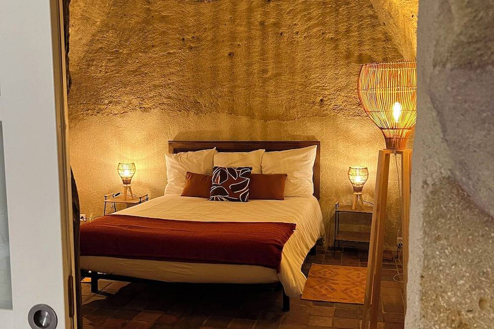 Entre Nous \"Au Troglo\" Troglodyte house with jacuzzi in Doué-la-Fontaine, Loire-Tal