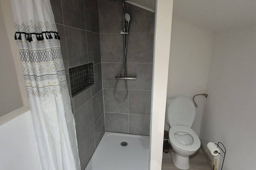 Entire apartment, New, fully-equipped, furnished apartment in a quiet neighborhood. in Bollène, Vaucluse