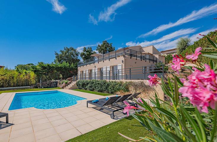 Gîte pour 10 personnes, avec piscine et jardin, adapté aux familles dans Golf De Beauvallon