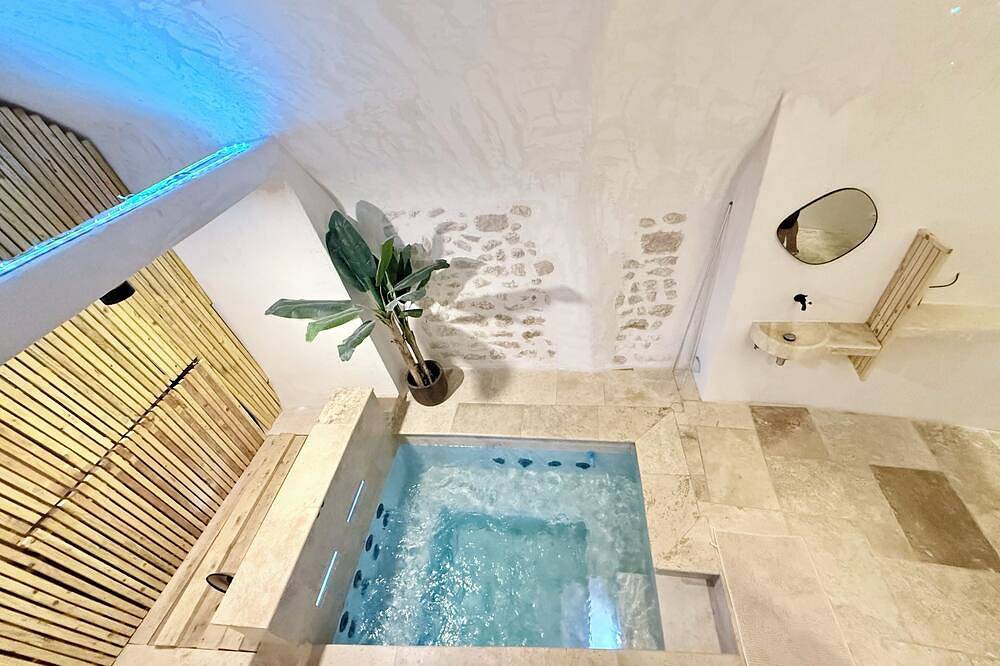 Entire apartment, Apartment with jacuzzi in Saint-Maximin-la-Sainte-Baume, Brignoles region