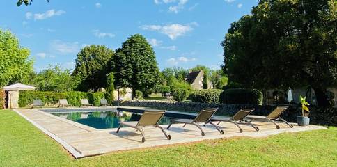 Gîte pour 25 personnes, avec jardin ainsi que piscine et terrasse dans le Lot