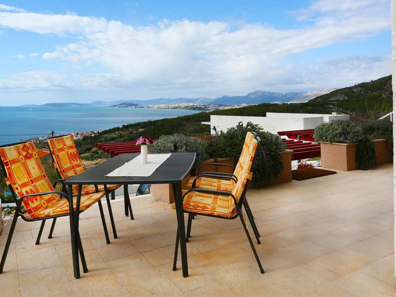 Ganze Wohnung, Strandnahe Ferienwohnung mit Terrasse in Podstrana, Split-Dalmatien