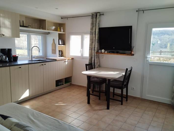 Gîte pour 3 personnes, avec vue et piscine ainsi que jardin et vue sur le lac à Le Boulvé - 2