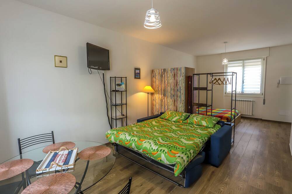 Ganze Wohnung, Lake Como new comfortable apartment in the center, beach the Sentiero Viandante in Dervio, Comer See