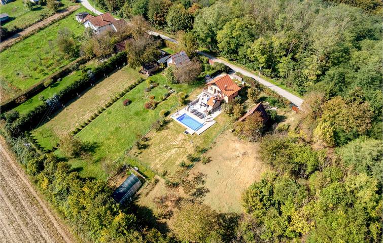 Geräumige 85 m² große Wohnung mit Pool, WLAN und Parkplatz in Kapela, Bjelovar-Bilogora