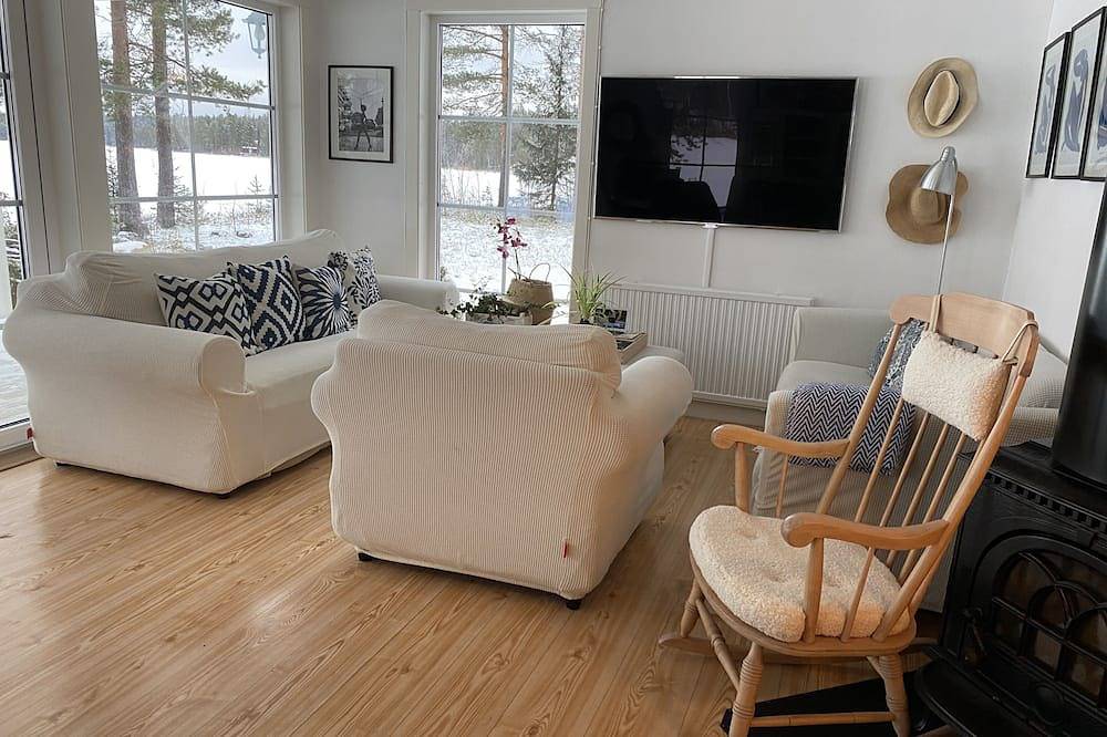Cozy Forest Cabin by the Lake in Bottenwiek