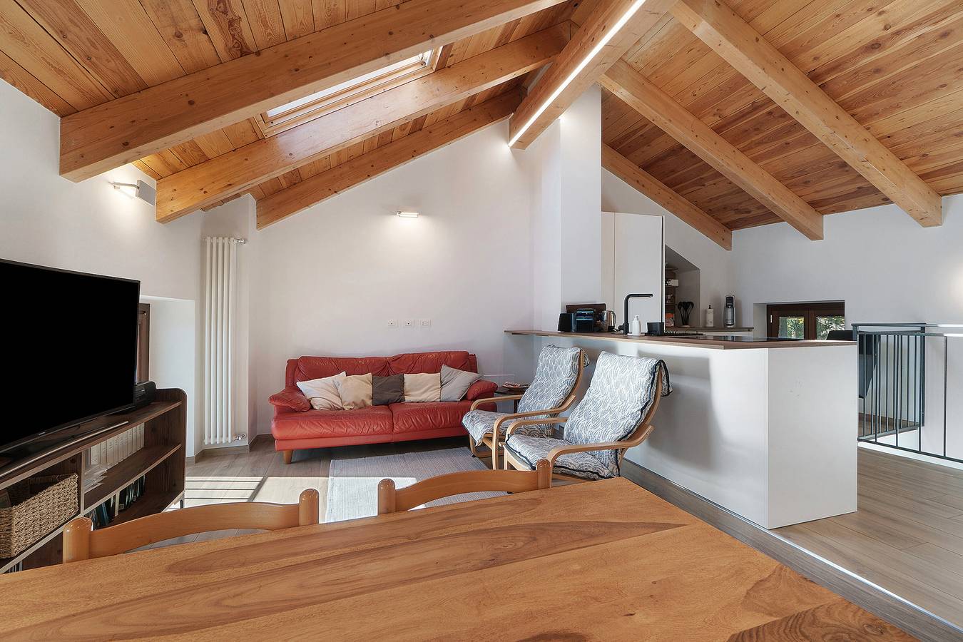 Entire apartment, Apartment 'La Mansarda Di Crevari' with Sea View, Wi-Fi and Air Conditioning in Ponente (Genova), Genoa