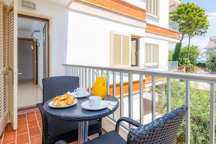 Entire apartment, Charming Holiday Apartment “Roses 9” with Ocean View, Balcony, Air-Conditioning & Wifi in Playa de Alcúdia, Alcúdia