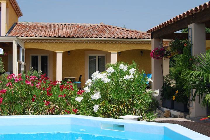 Gîte pour 6 personnes, avec terrasse et piscine ainsi que jardin et jacuzzi