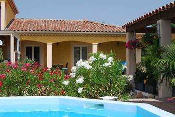 Gîte pour 6 personnes, avec jardin et piscine ainsi que jacuzzi et terrasse à Chandolas