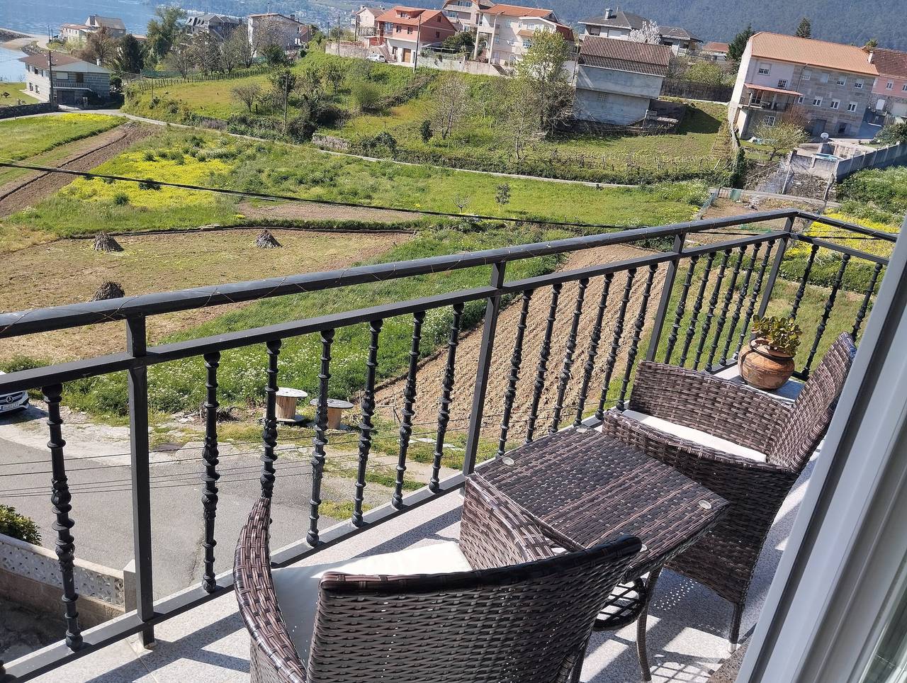 Casa vacacional 'Seaside Stay' con vistas al mar, jardín privado y Wi-Fi in Santa Cristina de Cobres, Vilaboa
