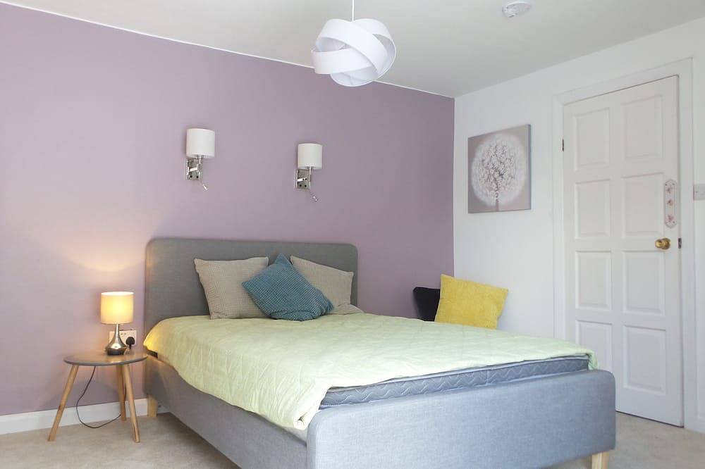 Luxury villa for 22 people with pool, jacuzzi, large garden and private pub! in Dorset