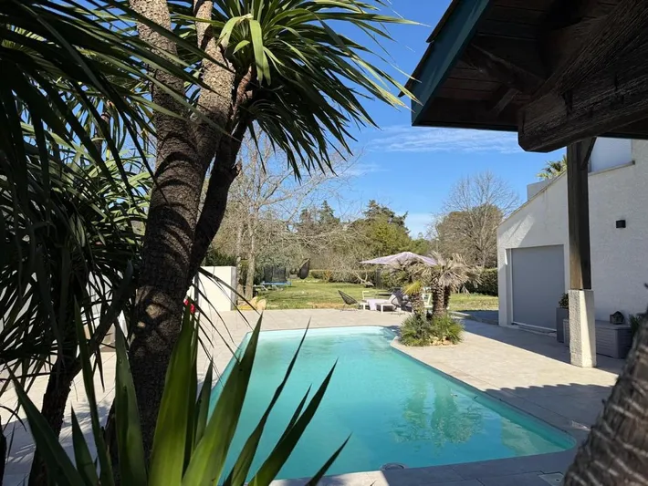 Chalet para 10 personas, con vistas y balcón además de piscina y jardín - 1
