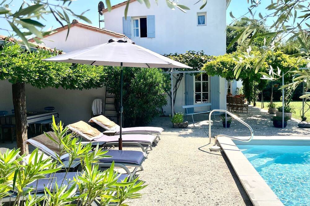 La villa des fleurs à Breuillet - 8 couchages-jardin - belle piscine in Breuillet, Côte de Beauté