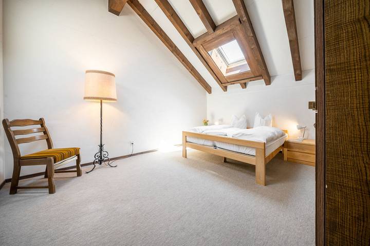 Ganze Wohnung, 4402 Geräumige, zweckmässig eingerichtete Maisonette-Wohnung mit mit Blick auf die Villa Engiadina in Vulpera, Tarasp