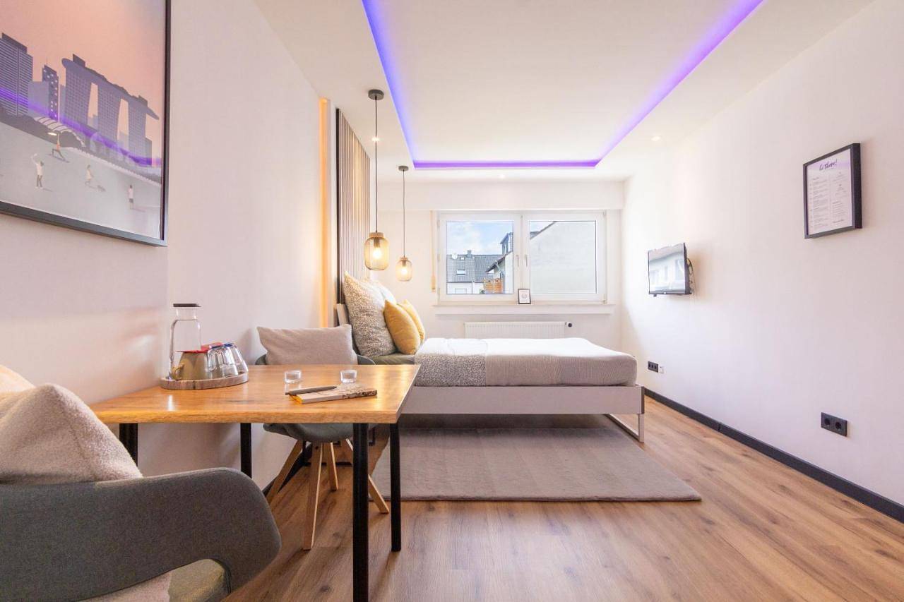 Shiny Singapore Room - Homestay - Doppelzimmer mit Gemeinschaftsbad in Porz (Köln), Keulen