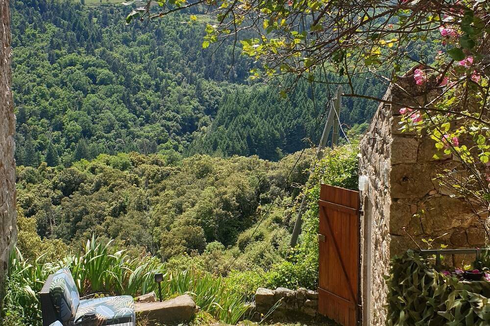 Appartement entier, Deux pièces dans une maison individuelle dans un hameau paisible in Saint-Maurice-en-Chalencon, Parc naturel régional des Monts d'Ardèche