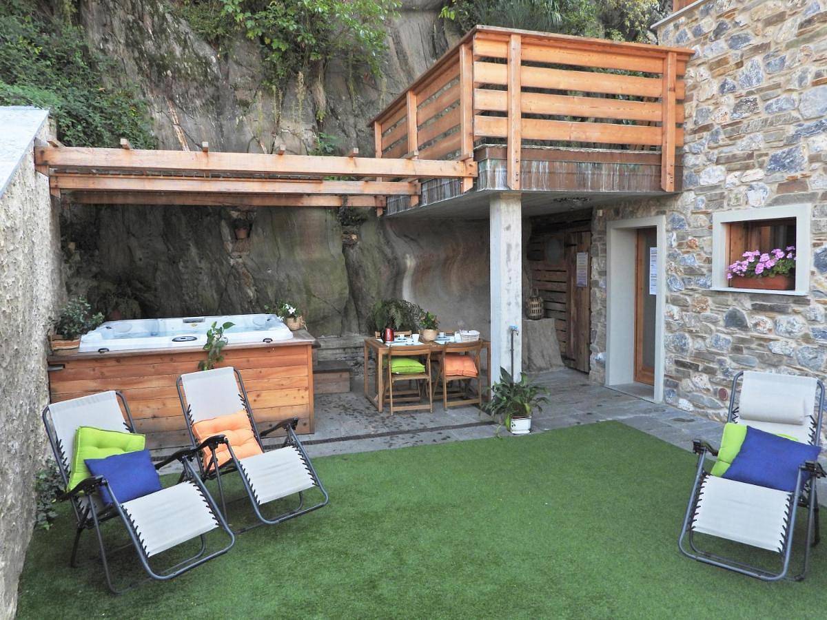 Ganze Wohnung, Green Chalet Scalotta - Wonderful Terrace Lake and Mounts View Jacuzzi & Spa in Dervio, Orobie Alpen West