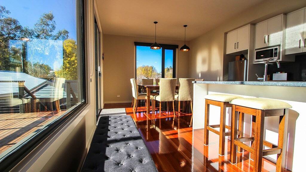 Kilfinan: Modernes Wohnen auf dem Rail Trail in Bright, Alpine Shire