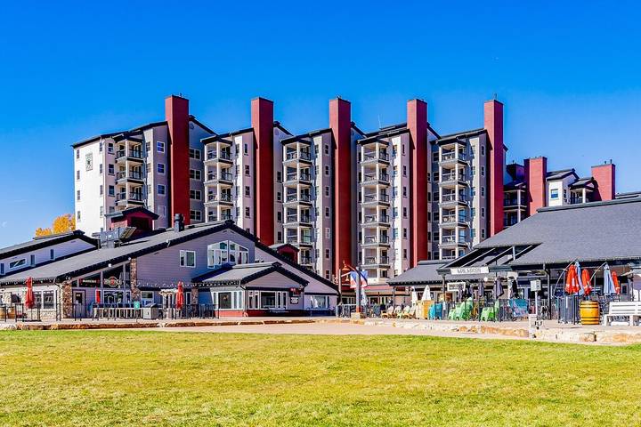 Vacation rental for 8 people, with pool and hot tub as well as yard in Steamboat Springs