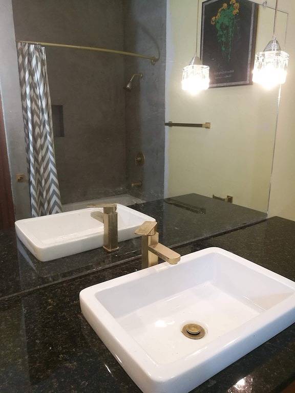 Modern Eco-Friendly Townhouse; Walk to Park & Recreation King Bed in Irving, Dallas County