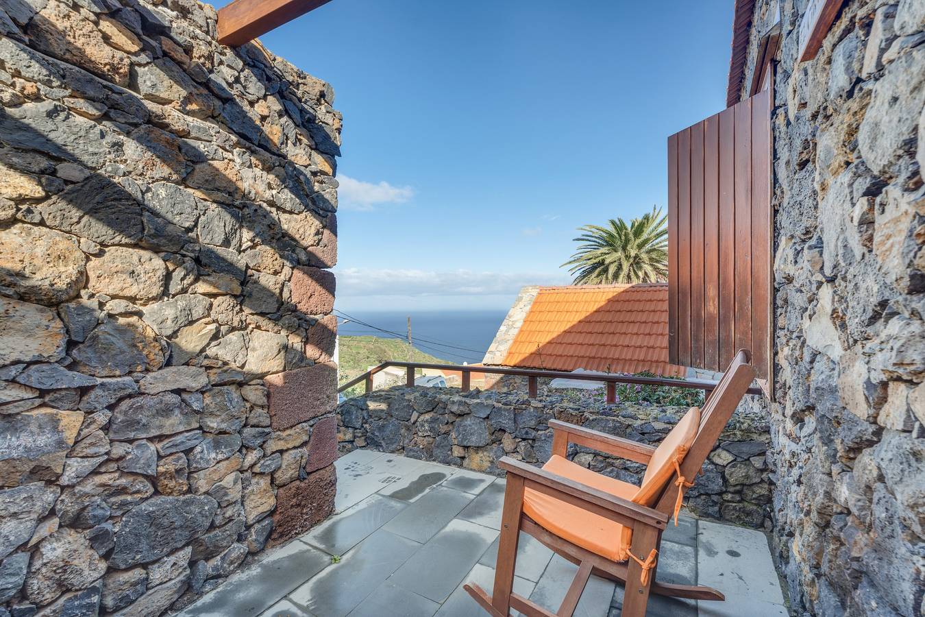 Apartamento entero, Apartamento 'El Ciruelo' con vistas al mar, terraza compartida y Wi-Fi in El Mocanal, Valverde