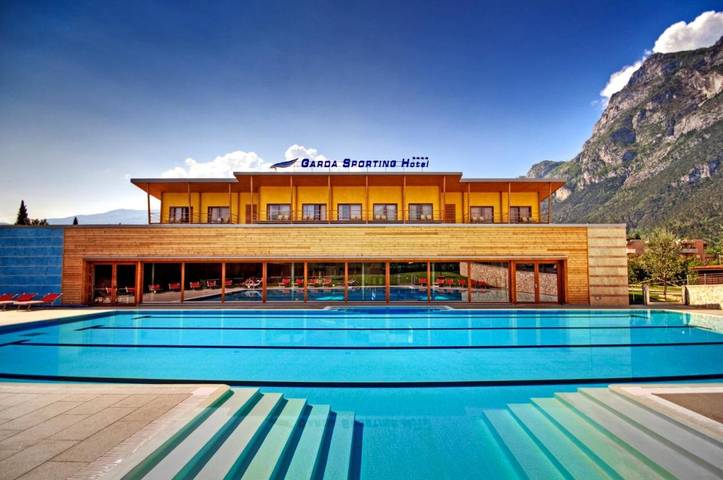 Hotel per 5 persone, con Terrazza e Idromassaggio nonché Giardino e Piscina per bambini a Riva del Garda