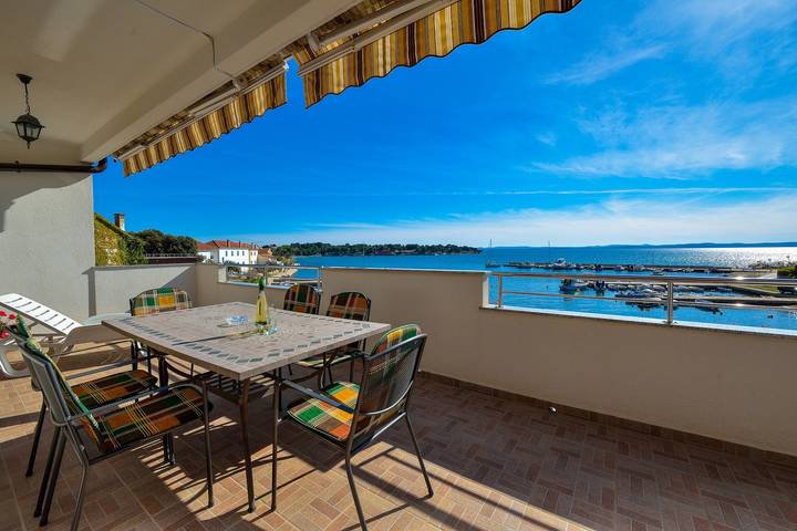 Ferienwohnung für 5 Personen, mit Meerblick und Terrasse in Petrcane