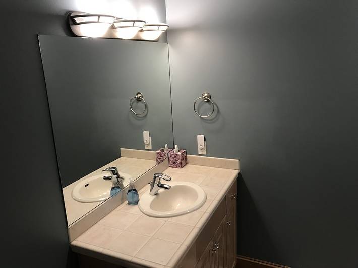 Vacation rental for 8 people, with yard and hot tub, with pets in Bellevue