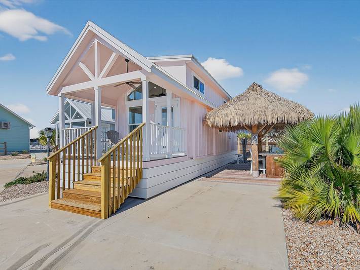 Vacation home for 4 people, with pool and yard, kid friendly in Port Aransas