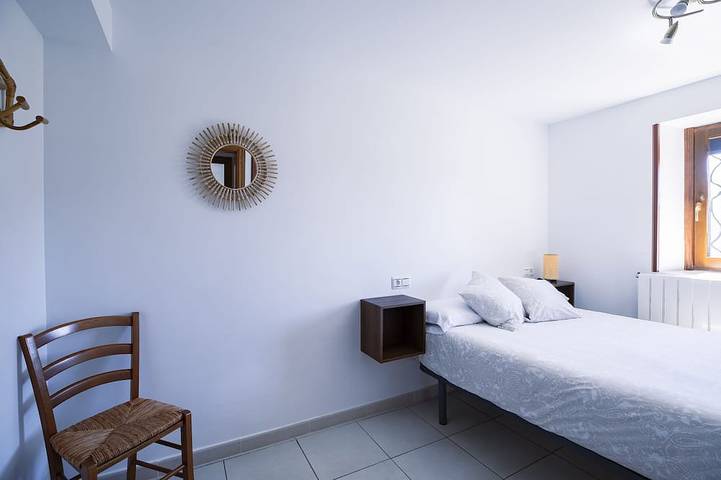 Entire apartment, Casa Feli: Apartamento con Jardín Privado en los Pirineos in Castiello de Jaca, Aragonese Pyrenees