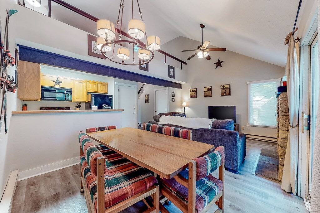 Classic ski-in/out townhouse & loft with deck, gas grill, and private W/D in Blakeslee, Carbon County (PA)