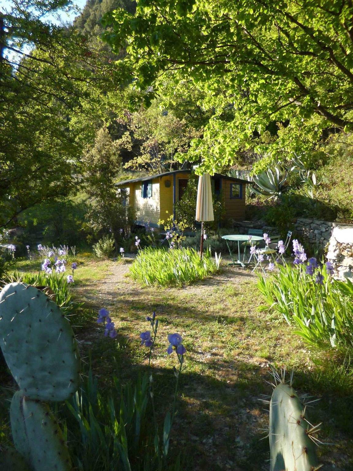 Apartamento vacacional entero, Tiny Home 'Roulotte De Veyronne' con vistas a la montaña y Wi-Fi in Aubres, Región de Nyons