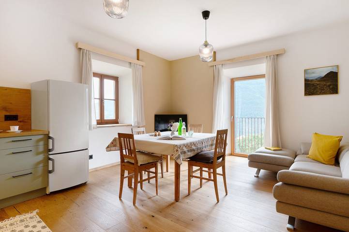 Entire apartment, Holiday Apartment "Rotwandterhof Fuchsbau" with Mountain View, Balcony & Wi-Fi in Ritten, Dolomiti Superski