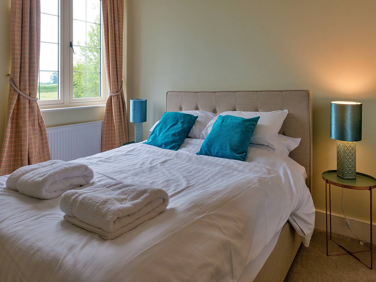 Cottages by River Severn with Hot Tub in Shropshire
