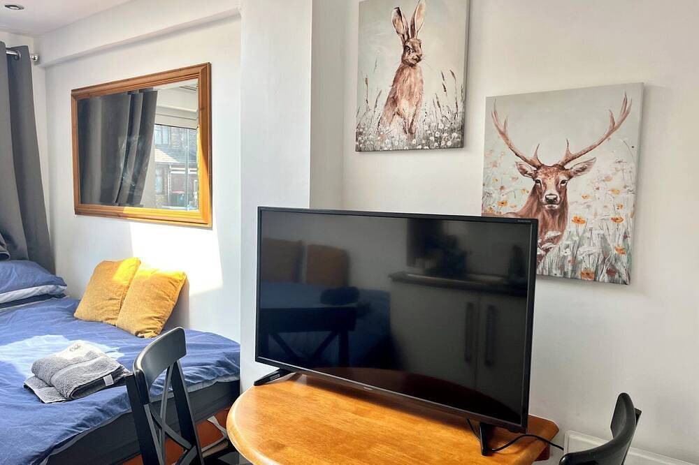 Entire apartment, Spacious Apartment - 12 Minutes from Gatwick in Crawley, West Sussex