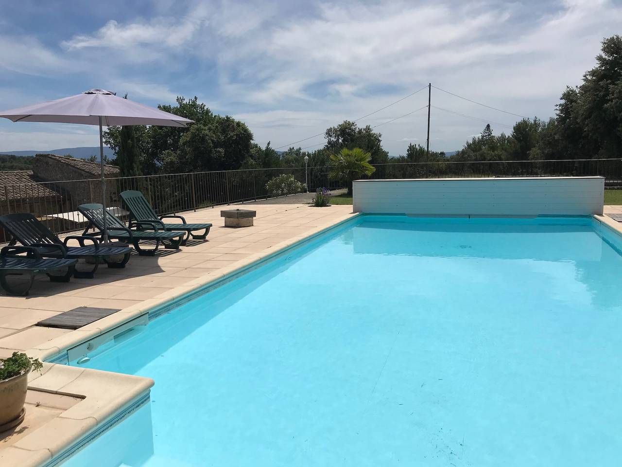 Apartamento entero, Apartamento «Lou Recati La Ribelle En Provence» con vistas a la montaña, Wi-Fi y aire acondicionado in L'Isle-sur-la-Sorgue, Vaucluse