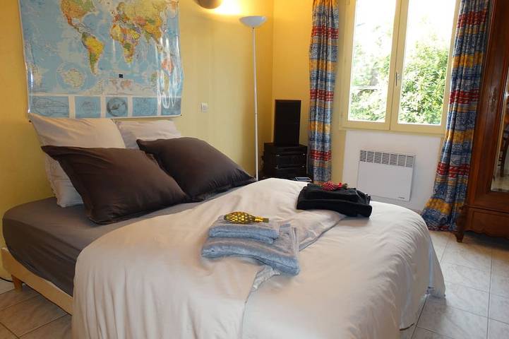 Location de vacances pour 4 personnes, avec terrasse ainsi que jacuzzi et jardin à Maubec - 2