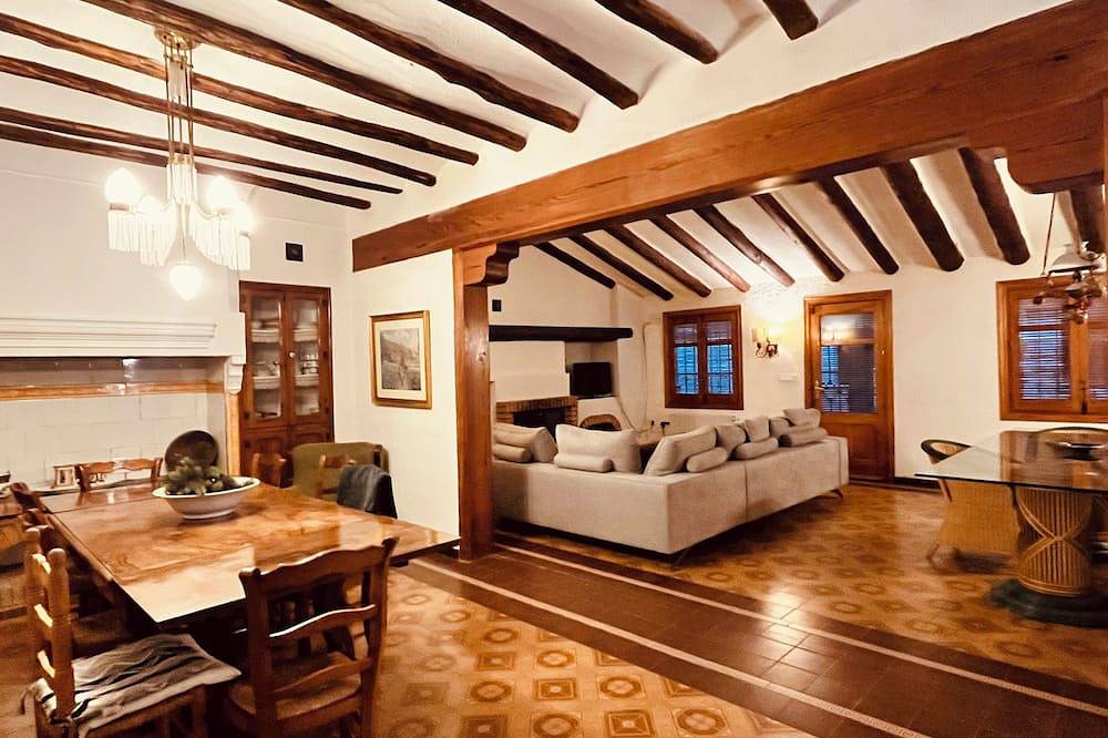 Family-group-pet-friendly finca with unique pool & pine trees in Las Virtudes, Villena