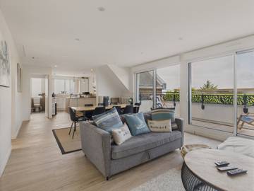 Gîte pour 8 personnes, avec balcon dans Plage Bonne-Source