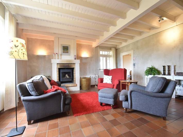 Location de vacances pour 10 personnes, avec jardin ainsi que piscine et terrasse dans Charrin