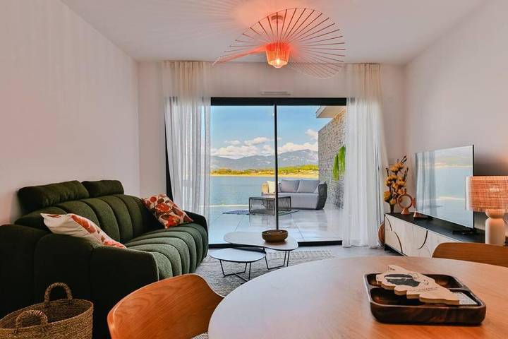 Gîte pour 4 personnes, avec terrasse et vue dans Plage De La Viva Porticcio